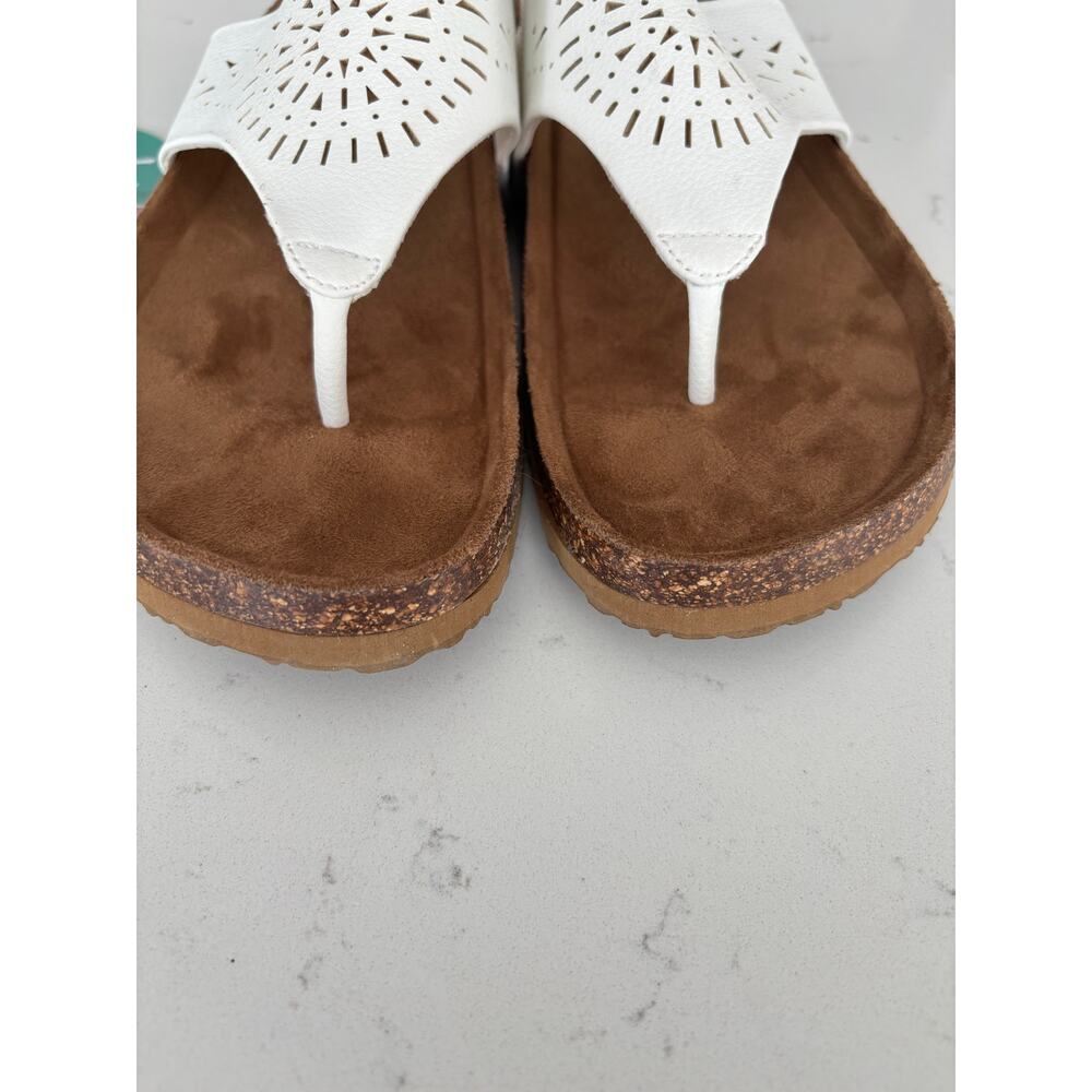 NWT Yuu leather eyelet thong sandals sz 11 white/tan boho coastal chic comfort - Picture 3 of 8